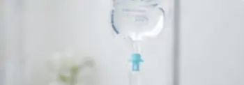 眠くなる麻酔を点滴する様子