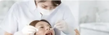眠っている間に治療を行う様子