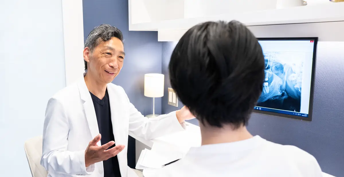 親身にカウンセリングを行う様子