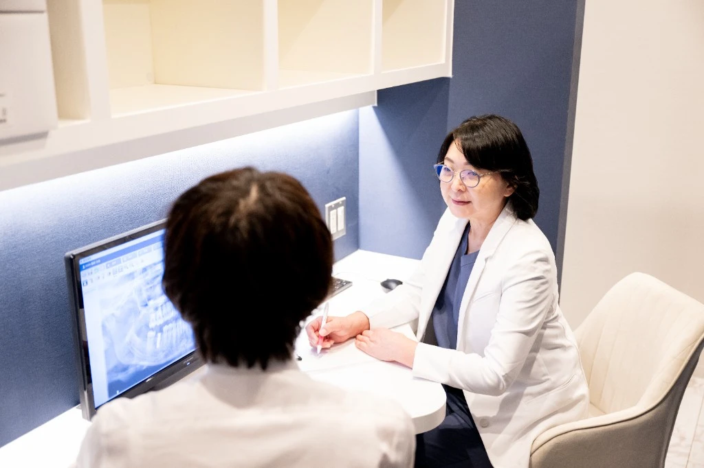神経を守る精密な治療の様子